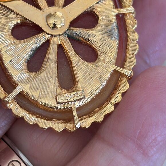 Vintage Coro Resin Cameo Victorian Style Brooch Gold Tone Mother & Cherubs - Picture 4 of 5